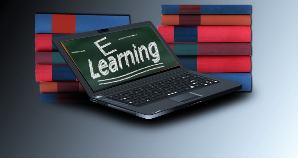 laptop z napisem e-learning